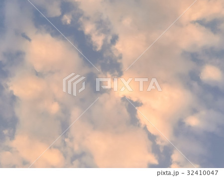 Beautiful evening sky with clouds 32410047