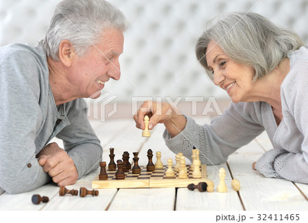 senior couple playing chess senior couple playing chess 32411465
