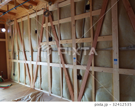 間仕切りには防火性・遮音性の優れた断熱材を入れます 間仕切りには防火性・遮音性の優れた断熱材を入れます 32412535