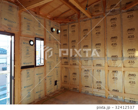 間仕切りには防火性・遮音性の優れた断熱材を入れます 32412537