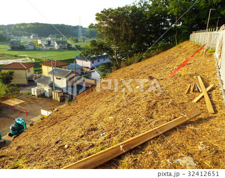 崩壊の恐れのある急斜面に防災工事を行います 32412651