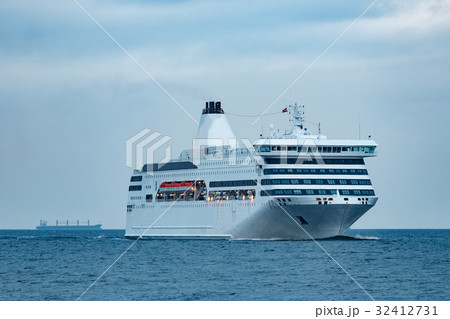 White passenger ship White passenger ship 32412731