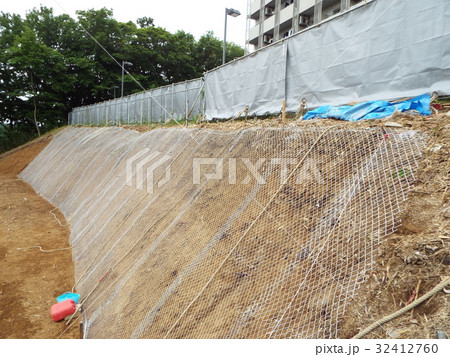 崩壊の恐れのある急斜面に防災工事を行います 崩壊の恐れのある急斜面に防災工事を行います 32412760