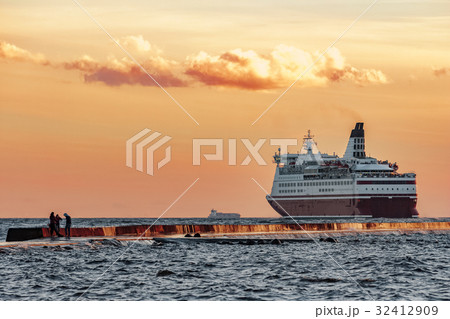 Red cruise liner 32412909