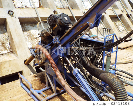 崩壊の恐れのある急斜面に防災工事を行います 32413108