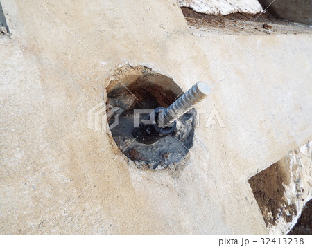 定着具の上に保護キャップを被せ防錆剤を注入します 32413238