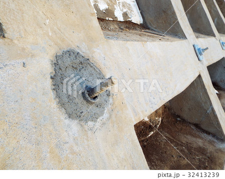 定着具の上に保護キャップを被せ防錆剤を注入します 定着具の上に保護キャップを被せ防錆剤を注入します 32413239