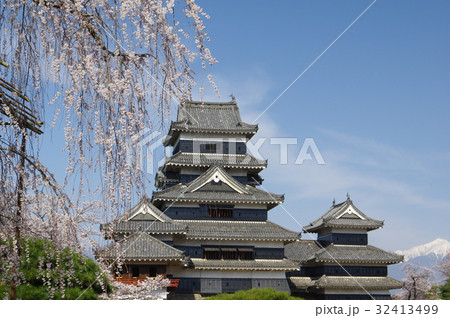 信州 松本の春 桜に囲まれる国宝松本城 現存12天守のひとつ 松本観光の中心 信州 松本の春 桜に囲まれる国宝松本城 現存12天守のひとつ 松本観光の中心 32413499