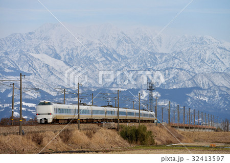 立山連峰をバックに走る683系特急サンダーバード9両 32413597