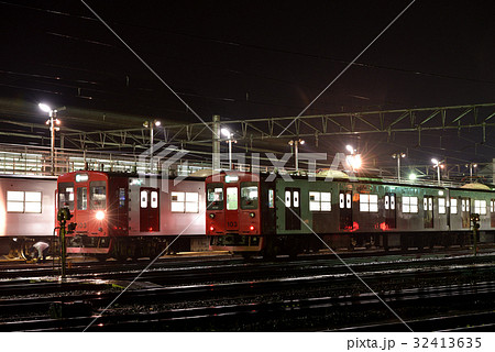夜の車両基地 32413635