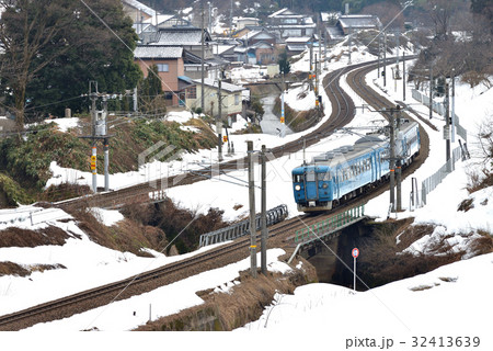 雪の峠道を下る 32413639