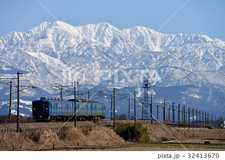 立山連峰をバックに走る413系北陸色3両 32413670