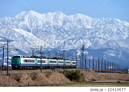 立山連峰をバックに走る485系3000番台特急北越 立山連峰をバックに走る485系3000番台特急北越 32413677