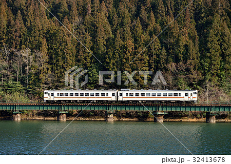 下原ダムを行くキハ48系普通列車2両 下原ダムを行くキハ48系普通列車2両 32413678