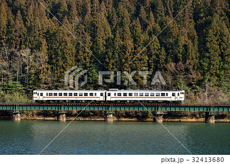 下原ダムを行くキハ48系普通列車2両 32413680