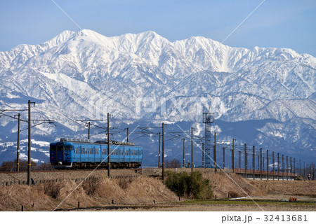 立山連峰をバックに走る413系北陸色3両 32413681