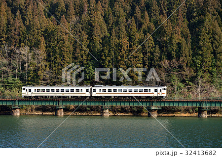 下原ダムを行くキハ48系普通列車2両 32413682