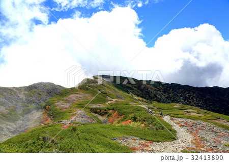 秋色の北アルプス・蝶ヶ岳稜線 32413890
