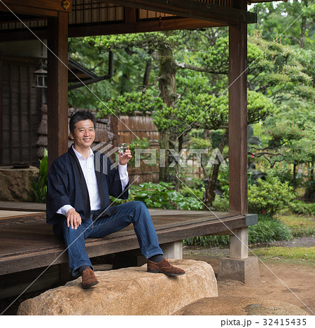 日本酒 酒蔵 ミドル 男性 日本庭園 イメージ 32415435
