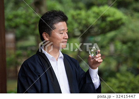 日本酒 酒蔵 ミドル 男性 日本庭園 イメージ 日本酒 酒蔵 ミドル 男性 日本庭園 イメージ 32415447