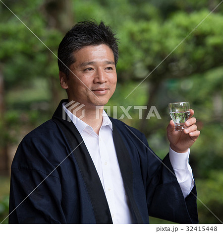 日本酒 酒蔵 ミドル 男性 日本庭園 イメージ 32415448