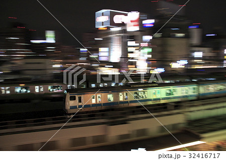 夜の京浜東北線e233系電車 流し撮り の写真素材