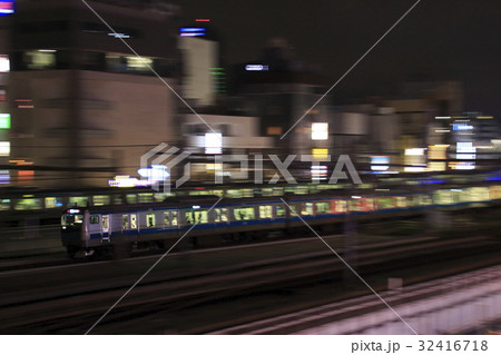 夜の京浜東北線e233系電車 流し撮り の写真素材