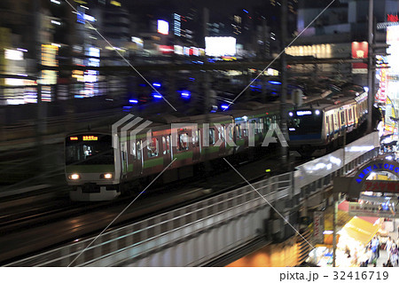 夜の山手線 京浜東北線 流し撮り の写真素材