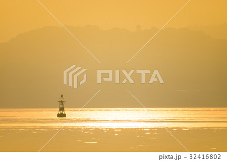 朝日に輝く海面と海に浮かぶ浮標(ブイ) 朝日に輝く海面と海に浮かぶ浮標(ブイ) 32416802