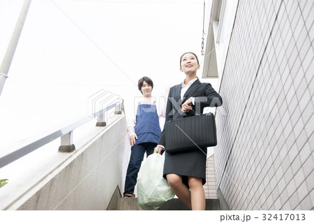 専業主夫とキャリアウーマン 32417013