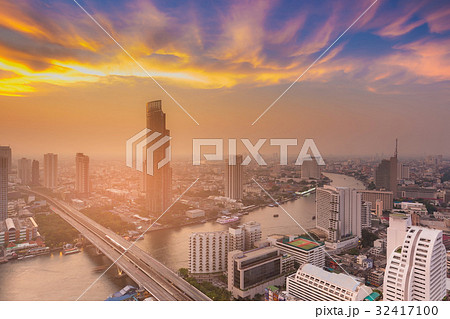 Beautiful sunset sky over Bangkok city river Beautiful sunset sky over Bangkok city river 32417100