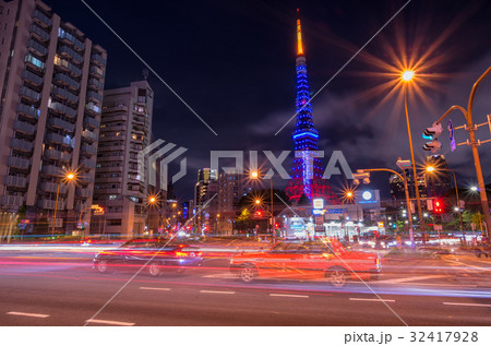 【東京夜景】 東京タワー 夜景 赤羽橋交差点 【東京夜景】 東京タワー 夜景 赤羽橋交差点 32417928