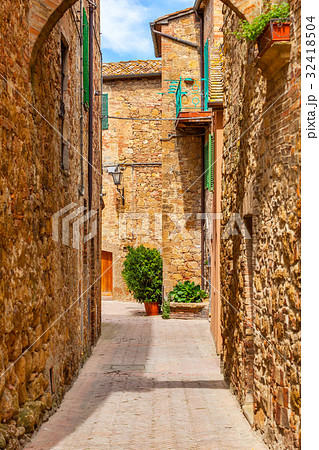 The streets of the old Italian city of Pienza 32418504