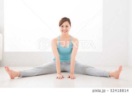 ストレッチ 女性 32418814