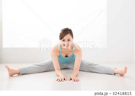 ストレッチ 女性 32418815