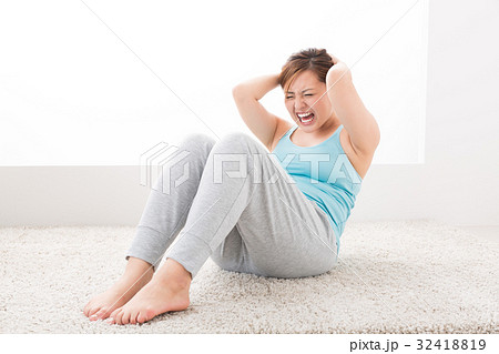 腹筋 女性 辛い 32418819