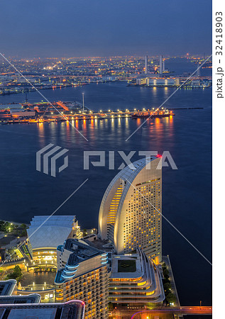 【横浜夜景】ランドマークタワー展望台からの横浜港とインターコンチネンタルホテル 【横浜夜景】ランドマークタワー展望台からの横浜港とインターコンチネンタルホテル 32418903