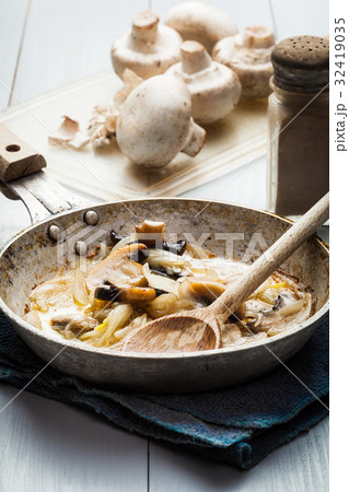 Sliced mushrooms with onion on a pan Sliced mushrooms with onion on a pan 32419035