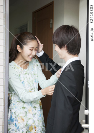 出勤前のお見送り 32419808