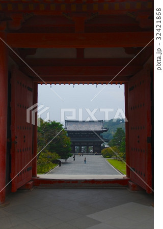 中門から二王門をのぞむ（仁和寺／京都市右京区御室） 32421868