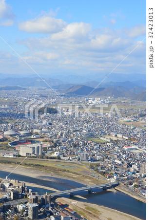 金華山の山上から眺めた長良川･長良橋（岐阜県岐阜市） 32423013
