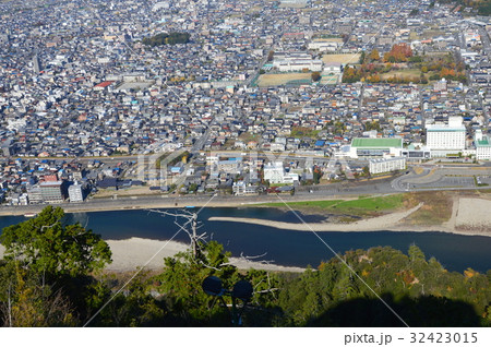 金華山から眺めた長良川（岐阜県岐阜市） 32423015