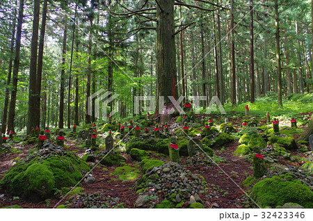 信州の文化財　名工　守屋貞治の石仏　賽の河原地蔵尊　全景（駒ヶ根市光前寺） 32423346
