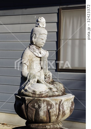 信州の文化財　守屋貞治の祖父　守屋貞七の聖観音菩薩像　右俯瞰（松川町円通庵） 32423372