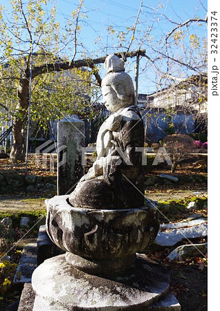 信州の文化財　守屋貞治の祖父　守屋貞七の聖観音菩薩像　左側面（松川町円通庵） 32423374