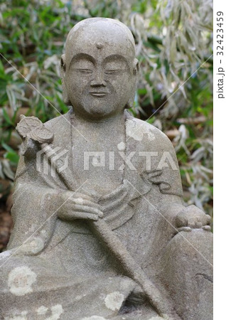 信州の文化財　名工　守屋貞治の石仏　延命地蔵菩薩像　半身正面　中川村牧ヶ原（新井家墓地） 32423459