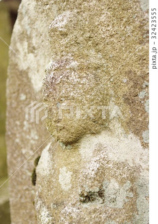 信州の文化財　名工　守屋貞治の石仏　聖観世音菩薩像　頭部俯瞰（駒ヶ根市北割塩木休み堂） 32423555