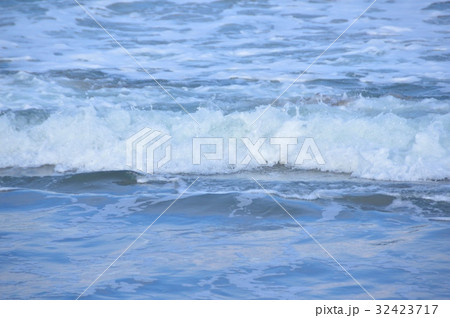 砕ける波濤（岩瀬浜海水浴場／富山県富山市岩瀬） 32423717