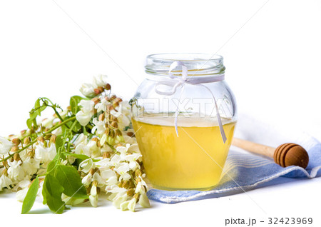Acacia honey and flowers isolated 32423969