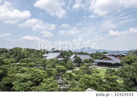 二条城の本丸御殿を天守閣跡から望む 32424333
